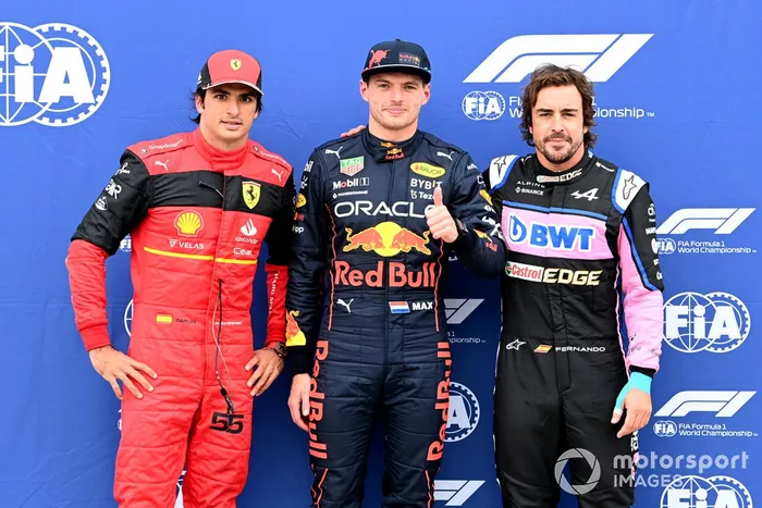 Los tres primeros clasificados: tercer puesto Carlos Sainz, Ferrari, el hombre de la pole Max Verstappen, Red Bull Racing, segundo puesto Fernando Alonso, Alpine F1 Team