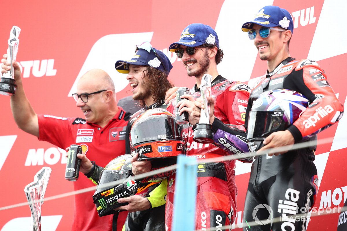 Podio: segundo lugar Marco Bezzecchi, VR46 Racing Team, ganador Francesco Bagnaia, Ducati Team, tercer lugar Maverick Viñales, Aprilia Racing Team
