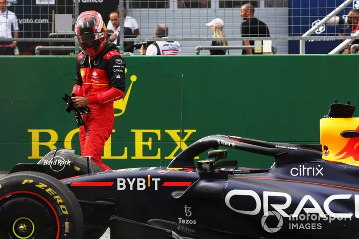 Carlos Sainz, Ferrari, 3ª posición, mira el coche de Max Verstappen, Red Bull Racing RB18, 1ª posición, en el Parc Ferme tras el Sprint