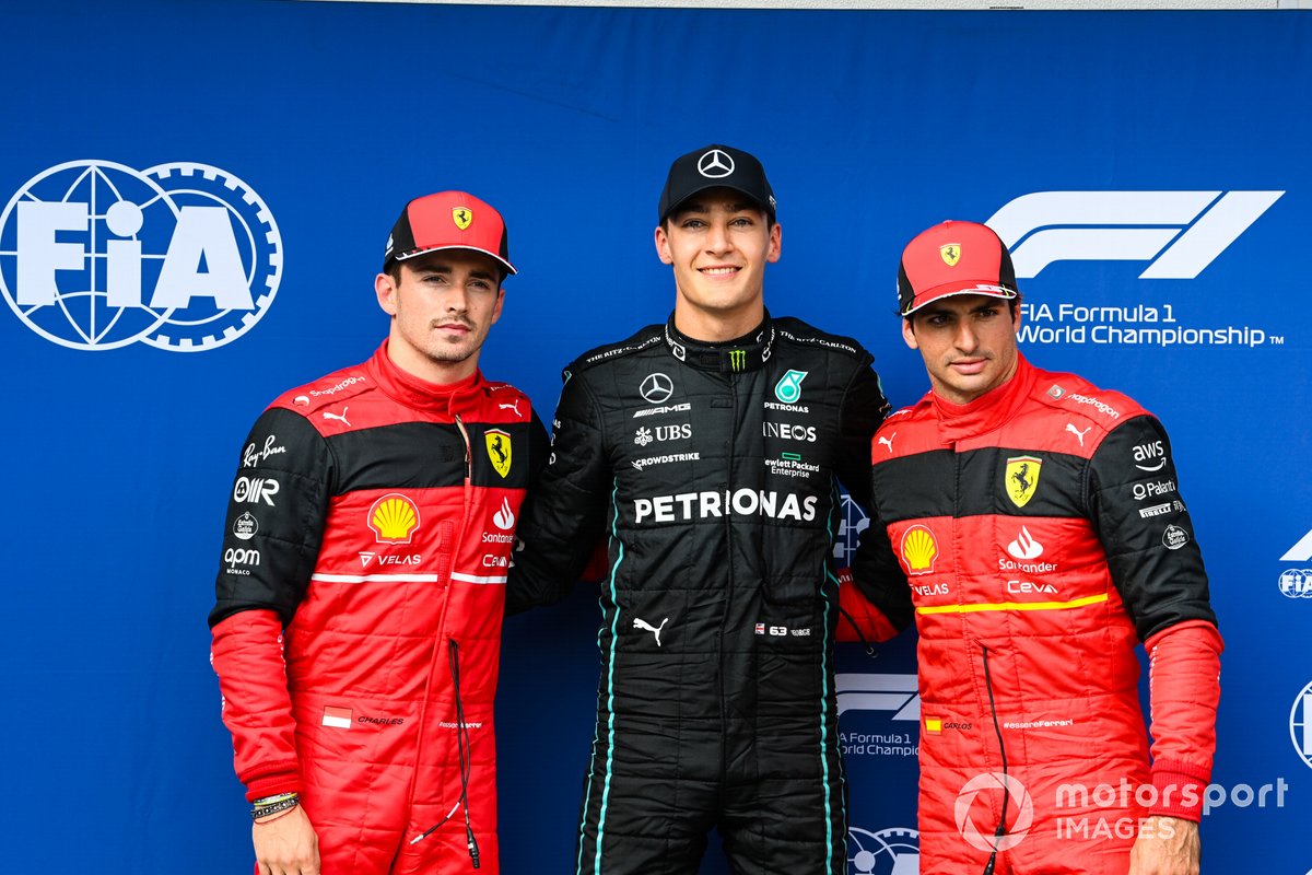 Los tres primeros clasificados: tercero Charles Leclerc, Ferrari, Ganador de la pole George Russell, Mercedes-AMG, segundo Carlos Sainz, Ferrari