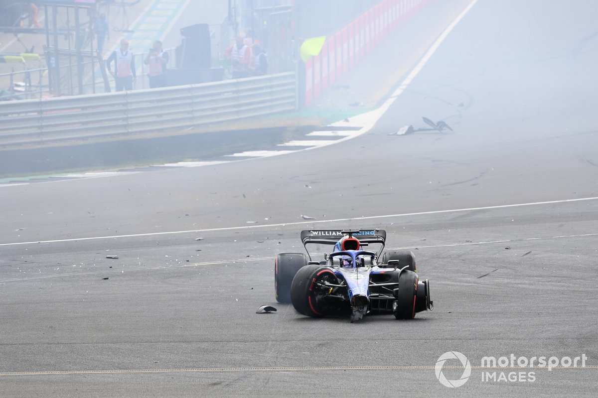 O carro de Alexander Albon danificado após acidente