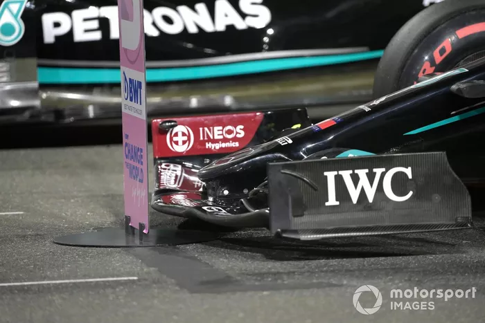 Alerón delantero del coche de Valtteri Bottas, Mercedes W12, en la parrilla de salida tras la clasificación