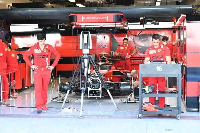 El Ferrari SF21 en el box