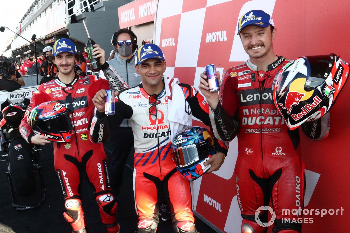 El ganador de la pole, Jorge Martín, Pramac Racing, el segundo lugar, Francesco Bagnaia, Ducati Team, el tercer lugar, Jack Miller, Ducati Team