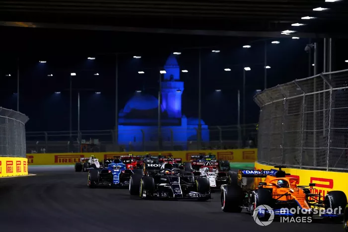 Daniel Ricciardo, McLaren MCL35M, Yuki Tsunoda, AlphaTauri AT02, y Antonio Giovinazzi, Alfa Romeo Racing C41, en la primera vuelta