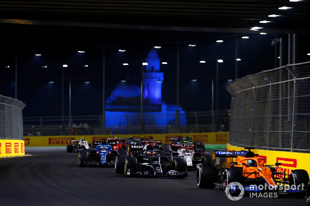 Daniel Ricciardo, McLaren MCL35M, Yuki Tsunoda, AlphaTauri AT02, y Antonio Giovinazzi, Alfa Romeo Racing C41, en la primera vuelta