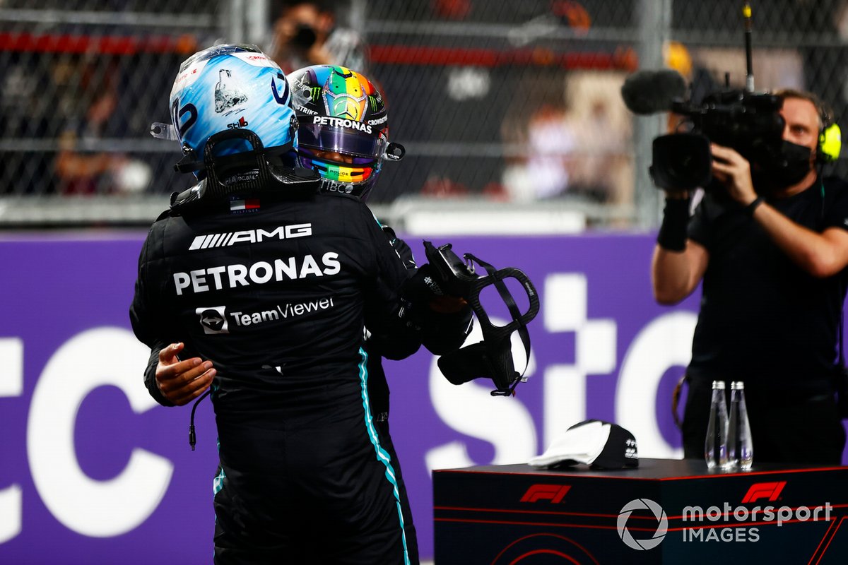 Valtteri Bottas, Mercedes, si congratula con Lewis Hamilton, Mercedes, in Parc Ferme dopo le qualifiche
