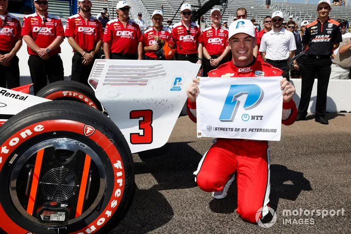 El piloto Scott McLaughlin, del Team Penske Chevrolet, celebra su pole position