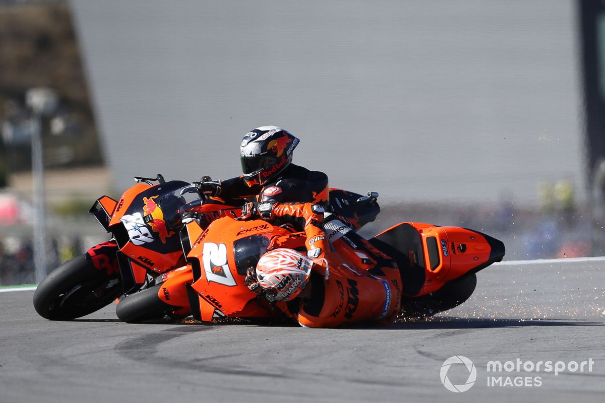 Caída de Miguel Oliveira, Red Bull KTM Factory Racing e Iker Lecuona, KTM Tech3