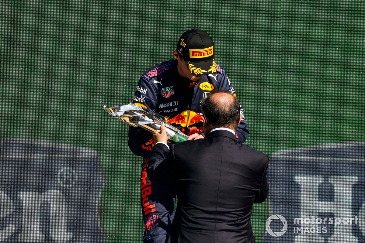 Podio: ganador Max Verstappen, Red Bull Racing recibe su trofeo de manos de Etienne Strijp