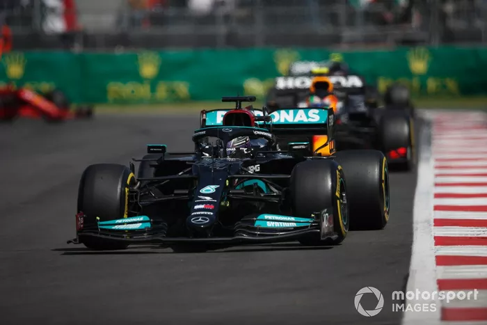 Lewis Hamilton, Mercedes W12, Sergio Pérez, Red Bull Racing RB16B