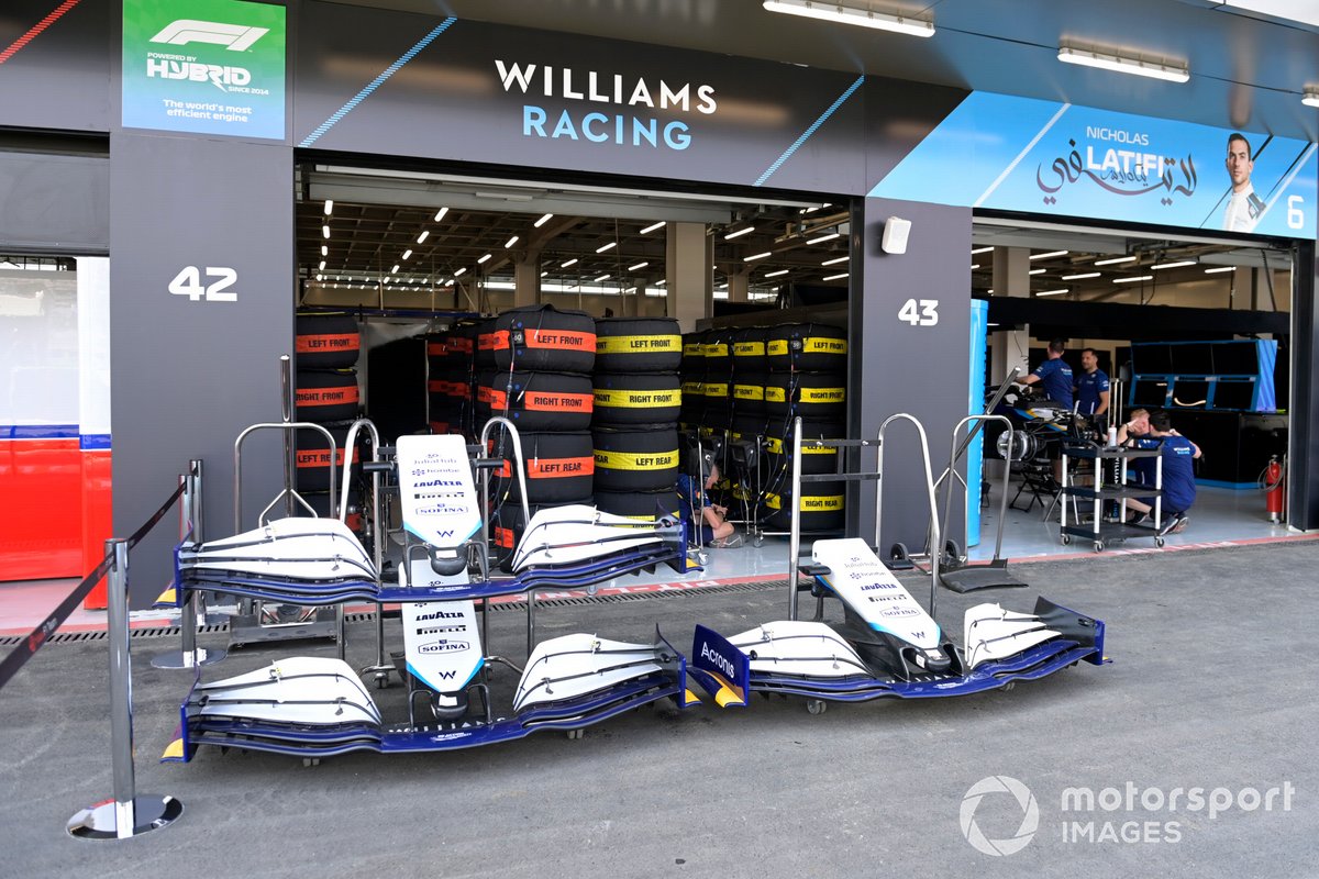 Des ailerons de rechange devant le stand Williams