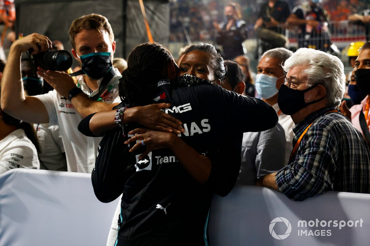 Lewis Hamilton, Mercedes, ganador del GP de Qatar, con George Lucas y su equipo