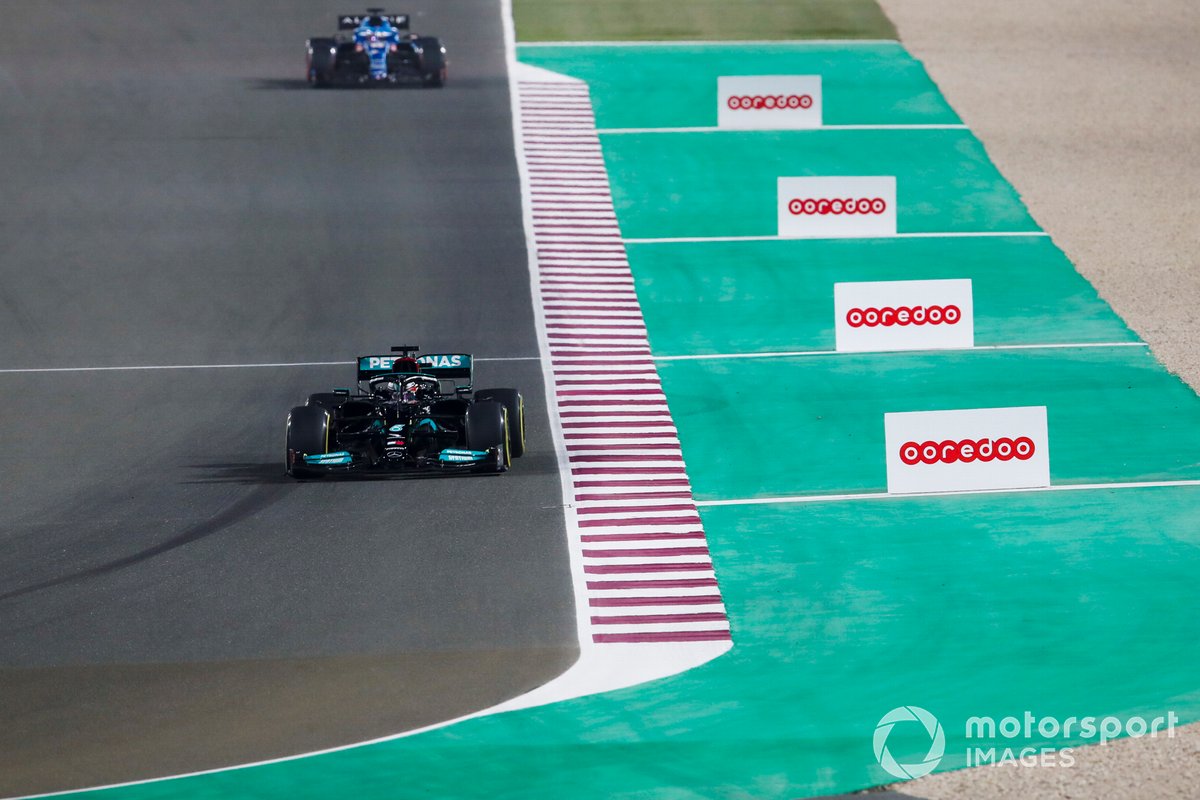 Lewis Hamilton, Mercedes W12, Fernando Alonso, Alpine A521, y Pierre Gasly, AlphaTauri AT02
