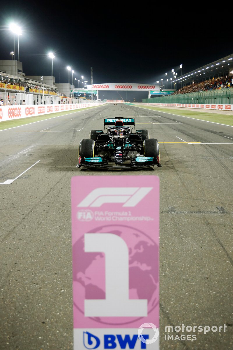 Lewis Hamilton, Mercedes W12, 1ª posición, llega al Parc Ferme