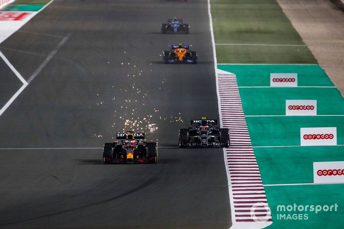 Max Verstappen, Red Bull Racing RB16B, pasa a Pierre Gasly, AlphaTauri AT02