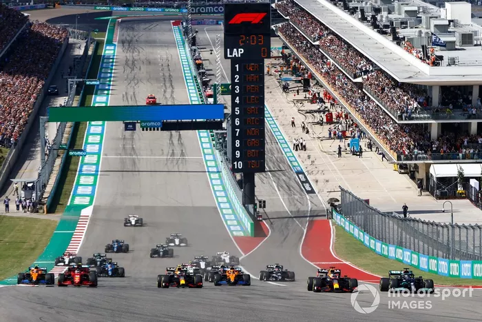 Max Verstappen, Red Bull Racing RB16B, Lewis Hamilton, Mercedes W12, Sergio Pérez, Red Bull Racing RB16B, Carlos Sainz Jr., Ferrari SF21, Daniel Ricciardo, McLaren MCL35M, Charles Leclerc, Ferrari SF21, y el resto de la parrilla de salida