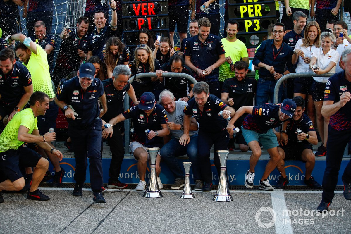 Adrian Newey, director técnico de Red Bull Racing, Masashi Yamamoto, director general de Honda Motorsport, Helmut Marko, asesor de Red Bull Racing, Christian Horner, director de equipo de Red Bull Racing, Max Verstappen, Red Bull Racing y Sergio Pérez, Re