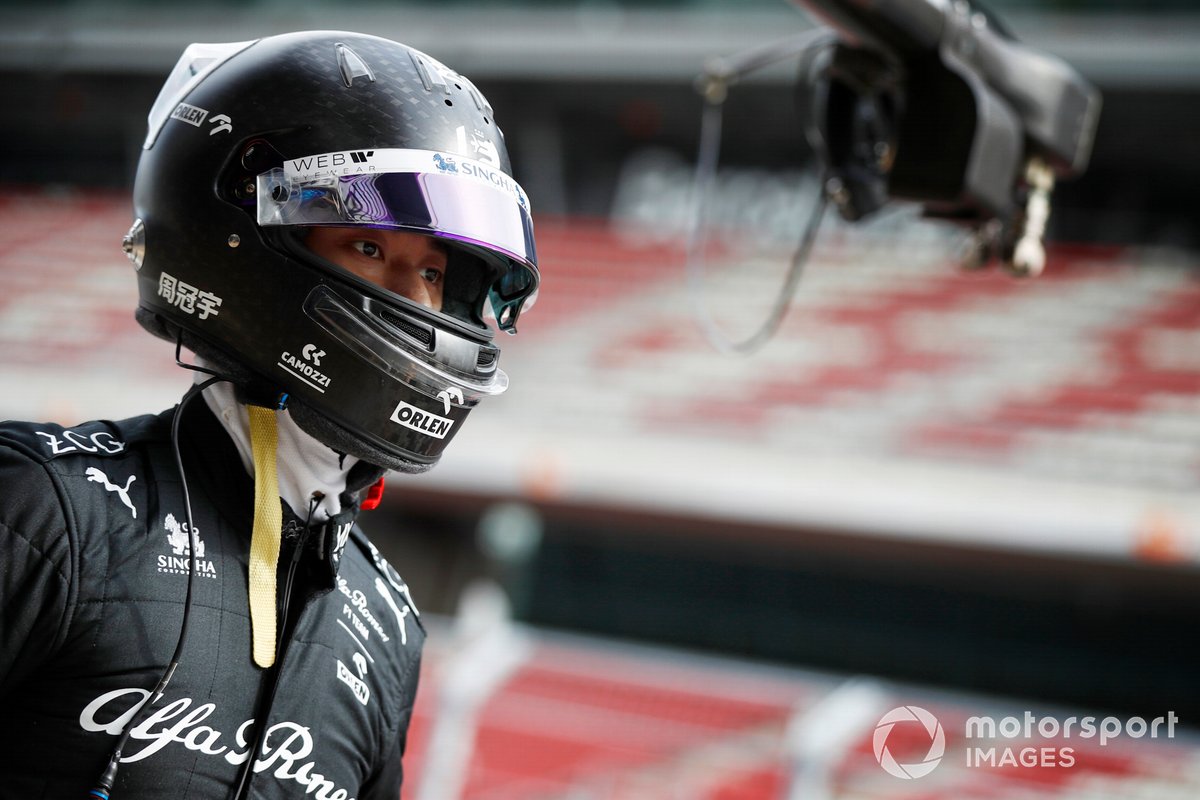Guanyu Zhou, Alfa Romeo F1 Team, retourne vers son garage