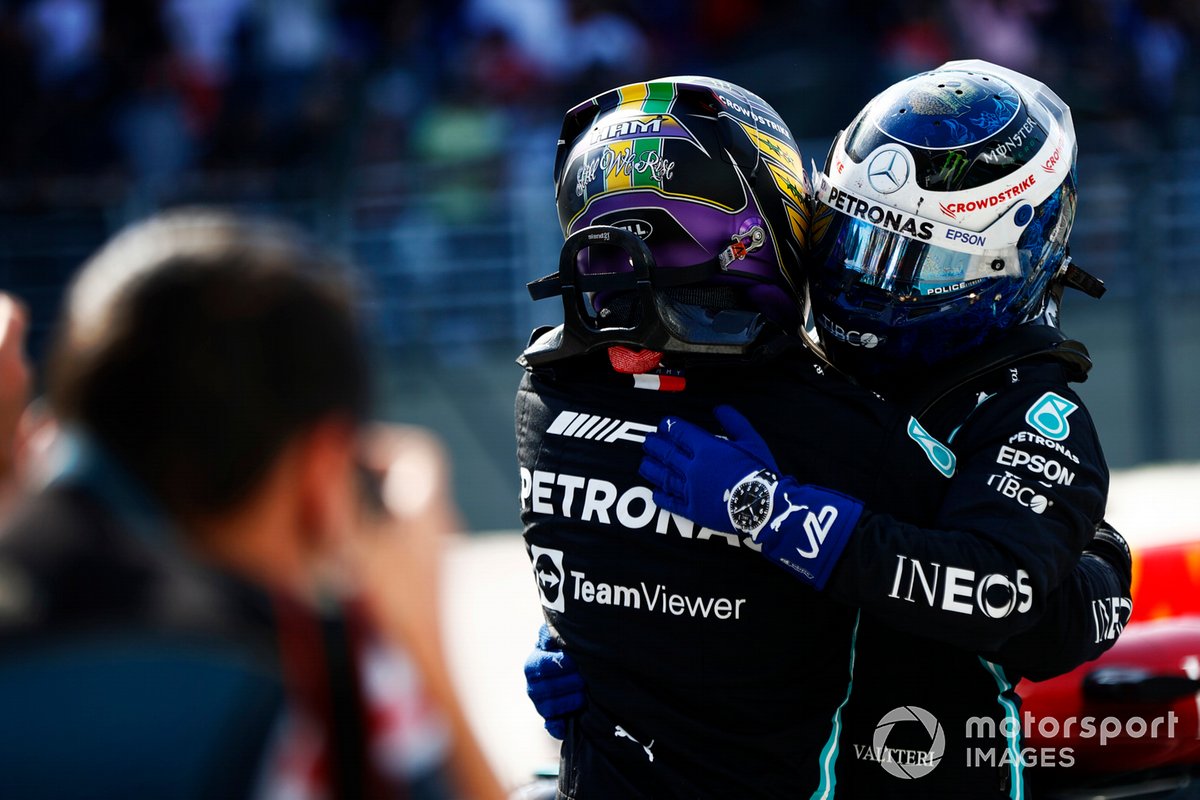 Ganador Lewis Hamilton, Mercedes, celebra en Parc Ferme con el tercer lugar Valtteri Bottas, Mercedes
