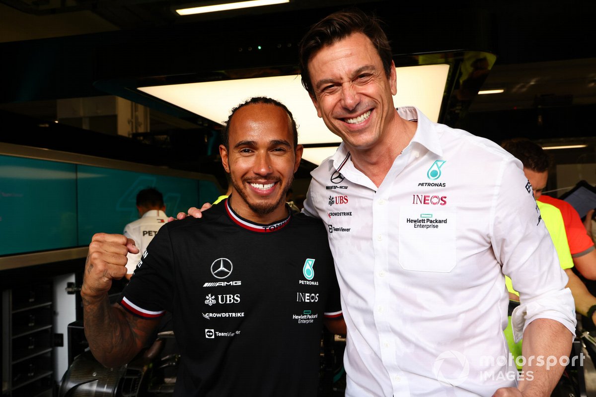 Lewis Hamilton, Mercedes, y Toto Wolff, director del equipo y consejero delegado de Mercedes AMG, celebran tras la carrera