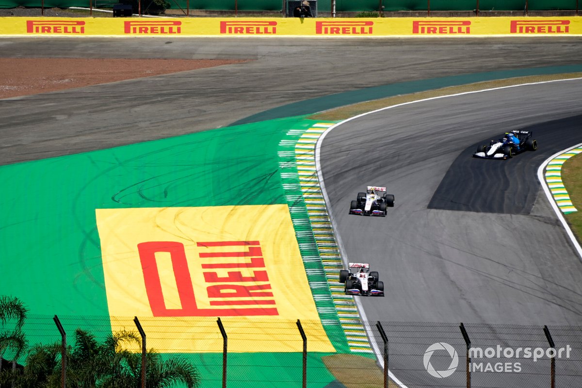 Nikita Mazepin, Haas VF-21, Mick Schumacher, Haas VF-21, y Nicholas Latifi, Williams FW43B