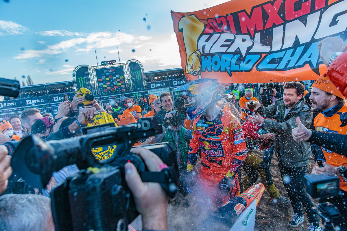 El campeón del mundo 2021 de MXGP, Jeffrey Herlings, lo celebra