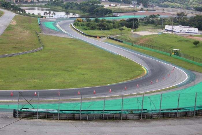 Cones demarcam a área semi interditada do circuito (foto: Fernando Santos/Divulgação F-Vee)