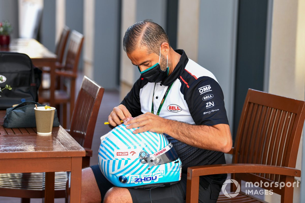 Le casque de Guanyu Zhou, Alfa Romeo Racing