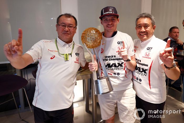 Max Verstappen, Red Bull Racing, Masashi Yamamoto, Director General de Honda Motorsport, con un trofeo