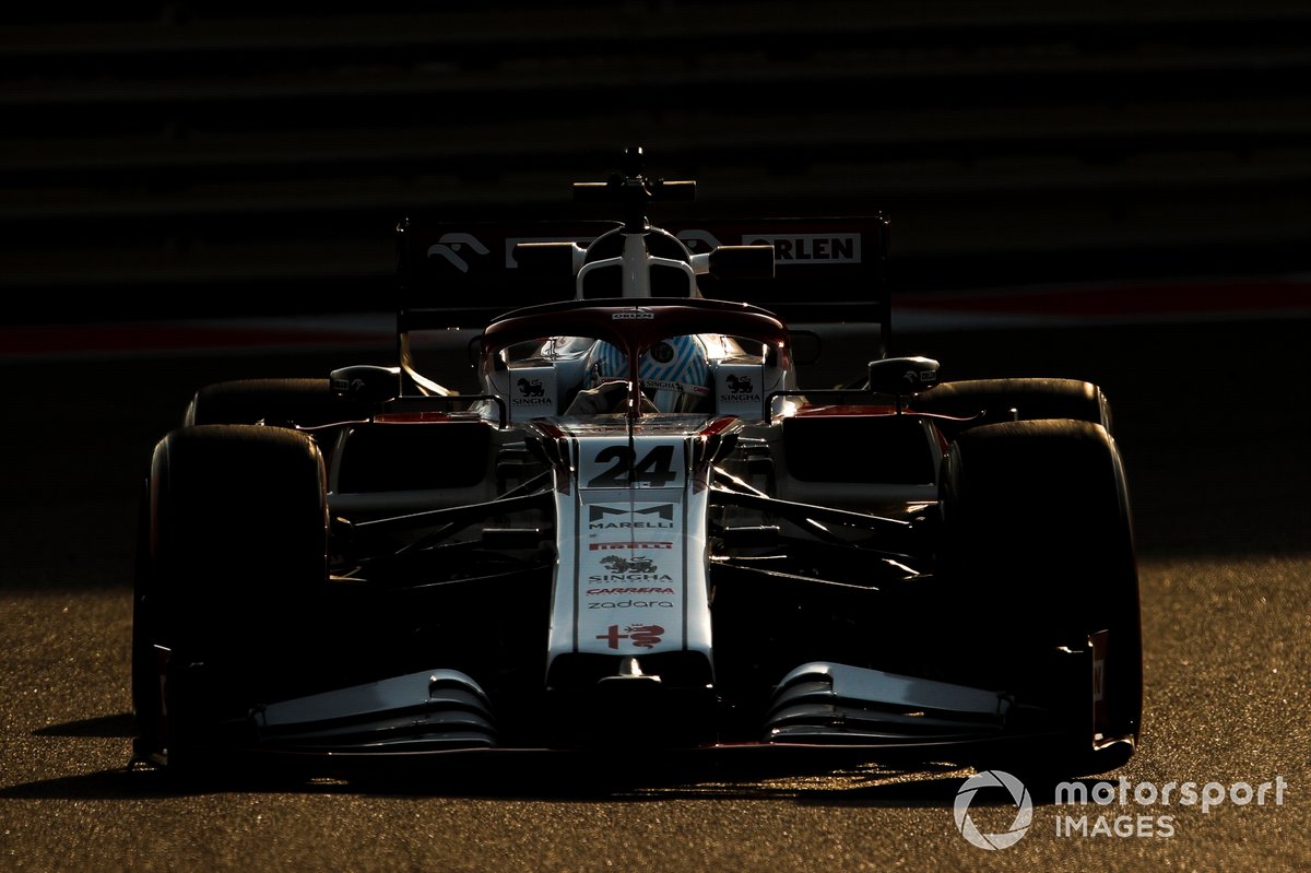 Guanyu Zhou, Alfa Romeo Racing C39 adaptado (muleto) con los Pirelli de 18 pulgadas