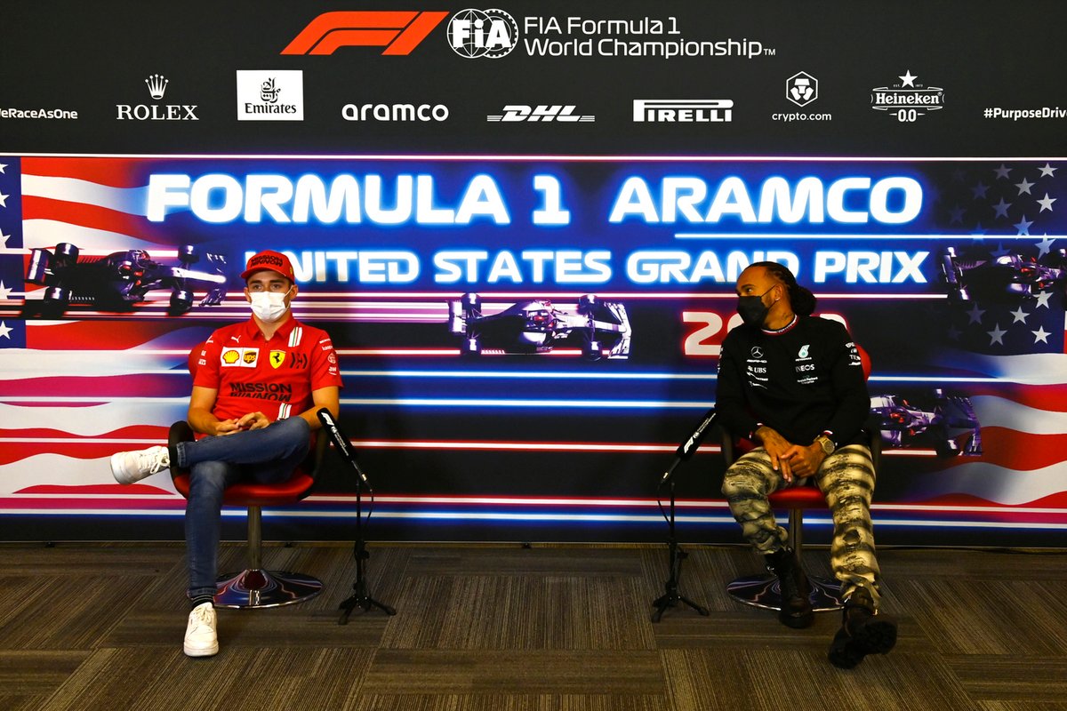Charles Leclerc, de Ferrari, y Lewis Hamilton, de Mercedes, en la rueda de prensa de pilotos