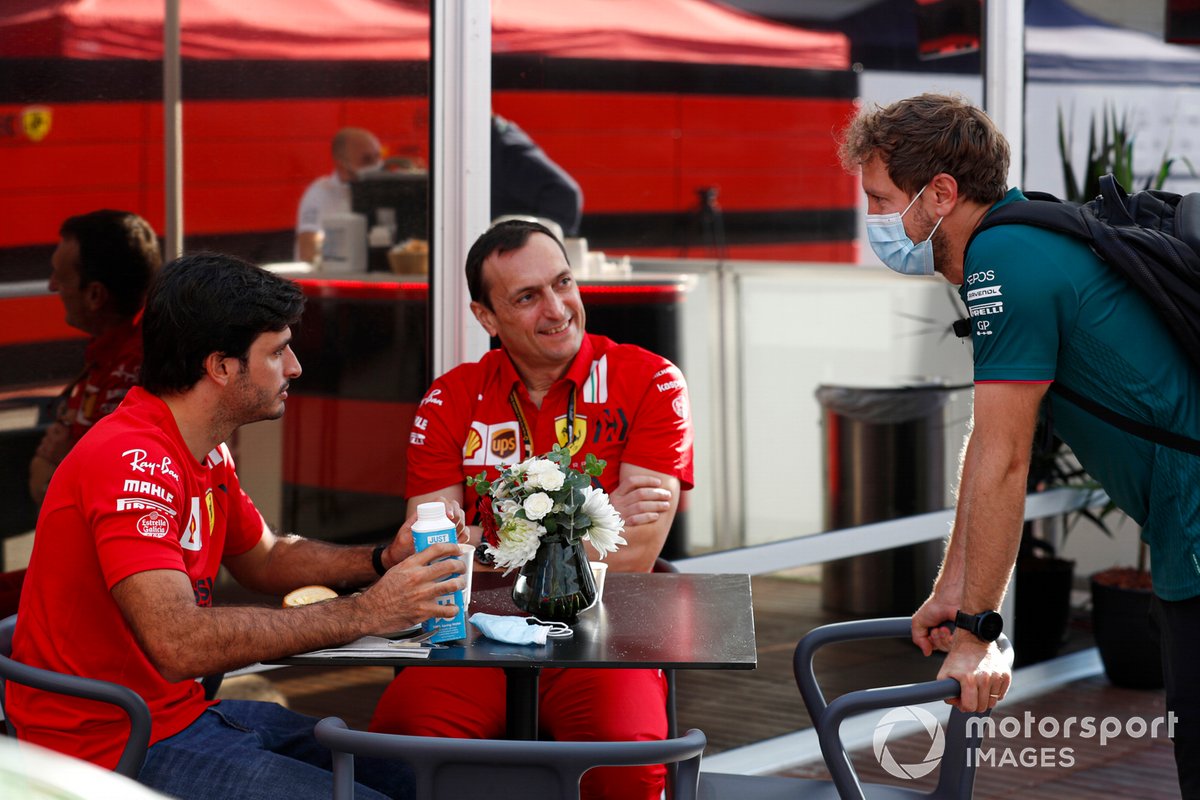 Carlos Sainz Jr., Ferrari saluda a Sebastian Vettel, Aston Martin