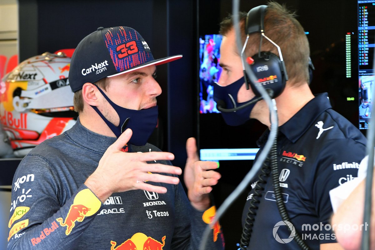 Max Verstappen, Red Bull Racing, parla con un ingegnere