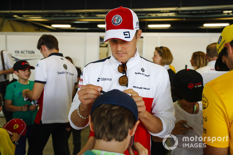 Marcus Ericsson, Sauber, signs a young fans hat