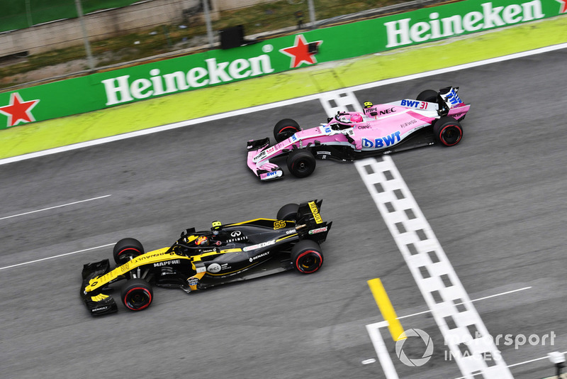 Esteban Ocon, Racing Point Force India VJM11 és Carlos Sainz Jr, Renault Sport F1 Team R.S. 18 