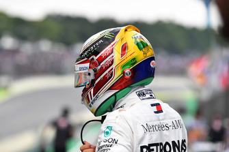 Pole sitter Lewis Hamilton, Mercedes AMG F1 in Parc Ferme