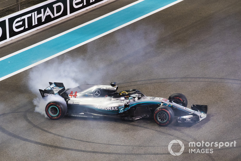 Lewis Hamilton, Mercedes-AMG F1 W09 hace donuts al final