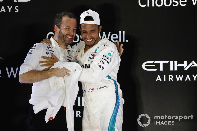 Bradley Lord, Director de Comunicaciones, Mercedes, y Lewis Hamilton, Mercedes AMG F1, primera posición, en la parrilla