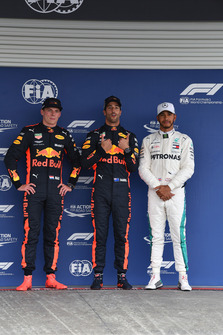 (Da sx a dx): Max Verstappen, Red Bull Racing, Daniel Ricciardo, Red Bull Racing e Lewis Hamilton, Mercedes AMG F1, festeggiano nel parco chiuso