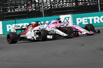 Marcus Ericsson, Sauber C37 et Sergio Perez, Racing Point Force India VJM11 en lutte