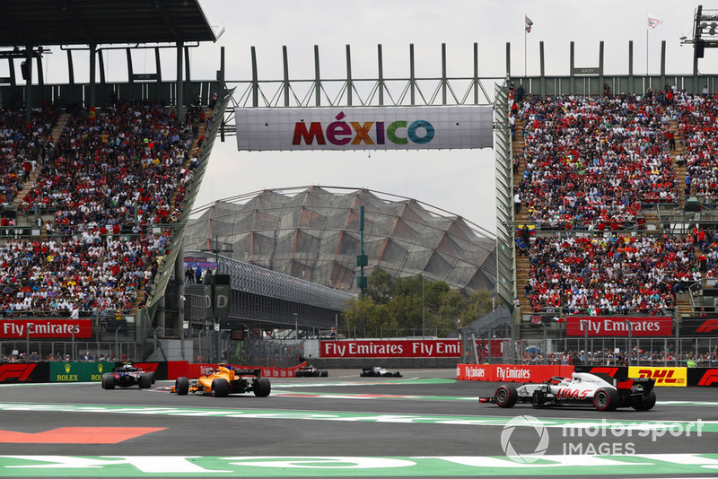 Stoffel Vandoorne, McLaren MCL33, y Romain Grosjean, Haas F1 Team VF-18