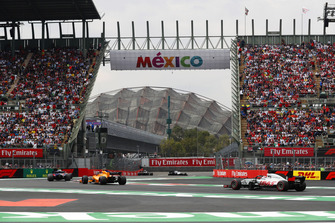Stoffel Vandoorne, McLaren MCL33, leads Romain Grosjean, Haas F1 Team VF-18
