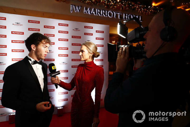 Pierre Gasly est interviewé sur le tapis rouge