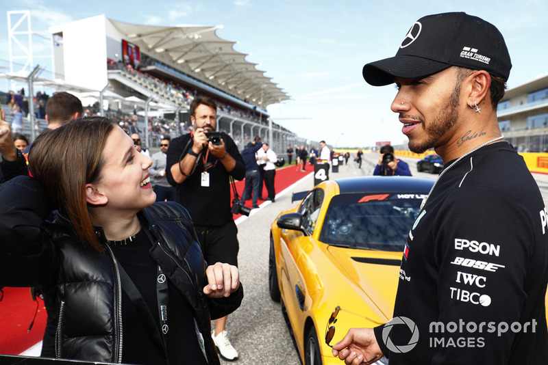 La actriz y modelo Millie Bobby Brown consigue un viaje de HotLaps con Lewis Hamilton, Mercedes AMG F1