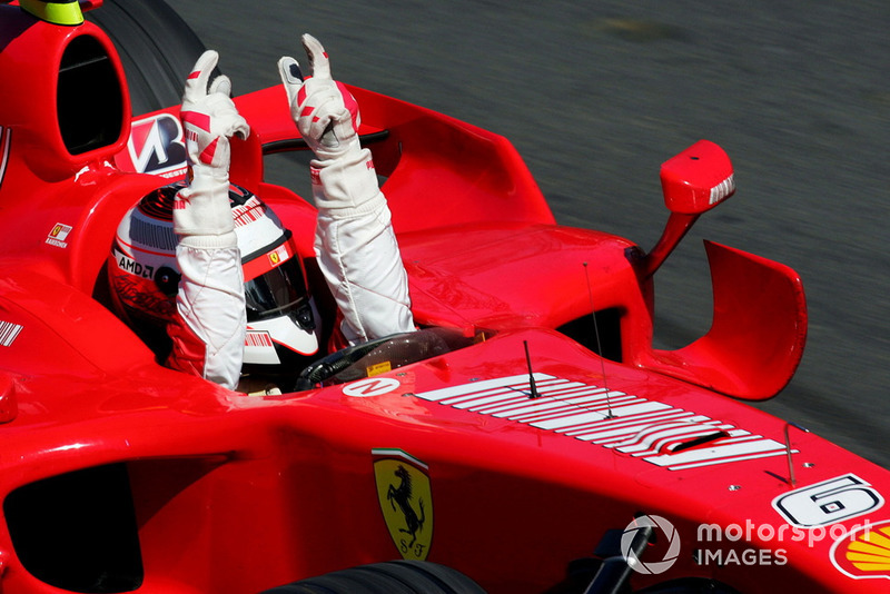 Il vincitore della gara Kimi Raikkonen, Ferrari F2007, prende la bandiera a scacchi