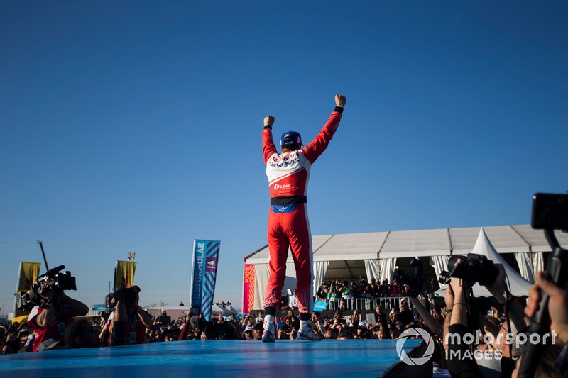 Jérôme d'Ambrosio, Mahindra Racing, 1° classificato, festeggia sul podio