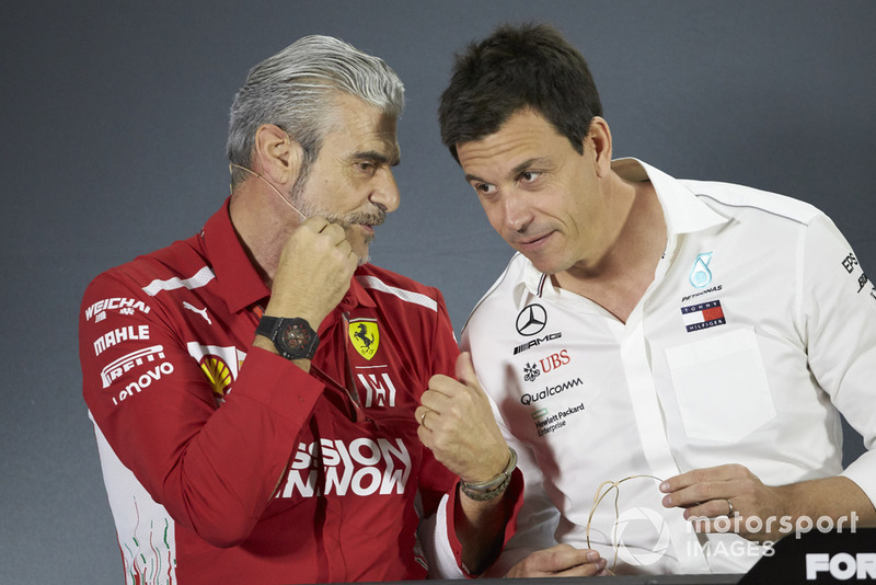 Maurizio Arrivabene, Team Principal, Ferrari, Toto Wolff, Executive Director (Business), Mercedes AMG