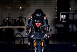Lewis Hamilton prova la Yamaha Superbike