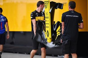 Les mécaniciens Renault avec un aileron avant de la R.S.18